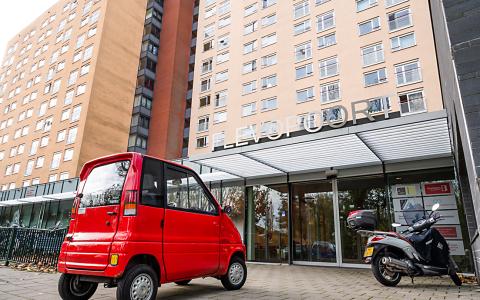 Ingang van het wijkservicecentrum Flevopoort, onderdeel van de Flevoflats in Amsterdam Oost. 