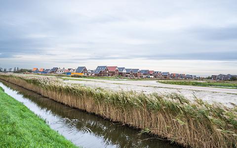 Terwijl Alkmaar en Hoorn de komende jaren vooral appartementen bijbouwen worden in buurgemeenten als Zuid-Scharwoude (boven Alkmaar) vooral gezinswoningen toegevoegd. Zoals deze wijk Saskeroort, onderdeel van Waterlant fase 3. 