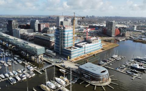 De zes complexen van Nautisch NSDM in aanbouw in Amsterdam Noord. De drie bouwblokken van Altera Vastgoed bevatten 181 appartementen waarvan er157 vallen onder het “Actieplan Meer Middeldure Huur” van de gemeente Amsterdam. 