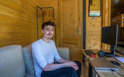 De IT-student Mattias Dupuis uit Nantes woont in tuinhuisje: “Voor Amsterdam is dit een goede deal.”