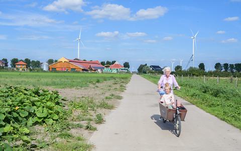 De Goethelaan voert langs de akkers van biologische boerderij "Vliervelden" op de achtergrond van deze foto