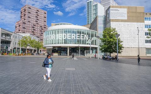 Almere Centrum. Links achter de woontoren HIGHnote die rond deze tijd wordt opgeleverd met 157 woningen.