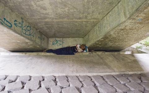 Dakloze onder brug - foto Nico Boink