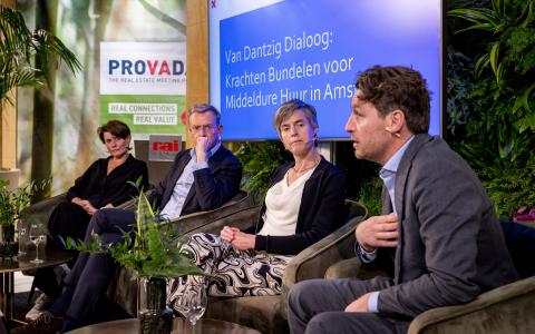 De Amsterdamse wethouder Van Dantzig in debat over middenhuur 