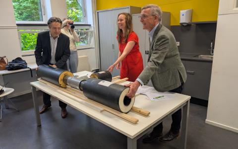 Guido Frenken (links), directeur Warmte en Waterstof bij Alliander dochter Firan, wethouder Zita Pels en EBN-directeur Herman Exalto.