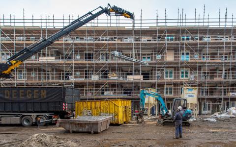 De woningblokken in de Akbarstraat worden zowel van binnen en buiten compleet gerenoveerd.