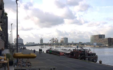 Populairste huurwoning van 2025 kijkt uit op de Amsterdamse IJ-haven (foto Wikimedia Commons)