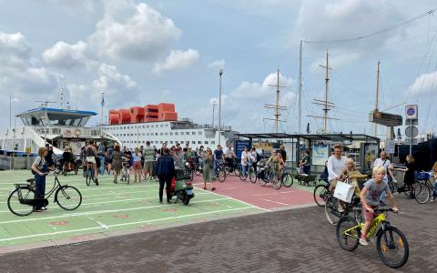 NDSM-pont aan het einde van de Klaprozenweg op het NDSM-terrein.