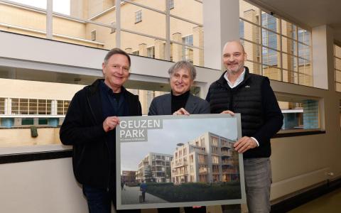 George van der Vlugt, directeur en eigenaar van projectontwikkelaar en belegger Prosper Vitae, Edwin Göbbels, projectwethouder 1221, en Olivier Slot, mede-eigenaar van de projectontwikkeling Geuzenpark (v.l.n.r.) ondertekenden in het Hilversumse Raadhuis de samenwerkingsovereenkomst voor de ontwikkeling van het Locatieontwikkelplan Korte Noorderweg fase 1.