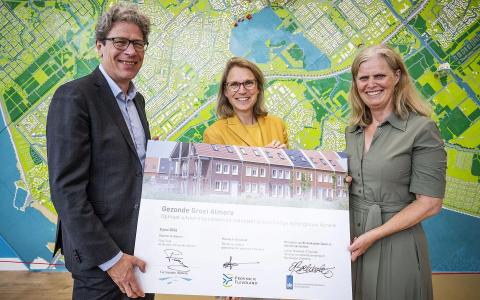 Gemeente Almere, het ministerie van Binnenlandse Zaken en de provincie Flevoland ondertekenden de gezamenlijke ambitie 'Gezonde Groei Almere'. Foto: gemeente Almere