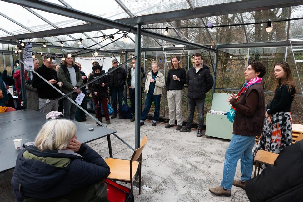 Voorafgaand aan de ondertekening organiseerde PWA een fietstocht langs bijna alle kavels. Dit is in de kas van De Bundel. Foto: Boudewijn van den Breemer