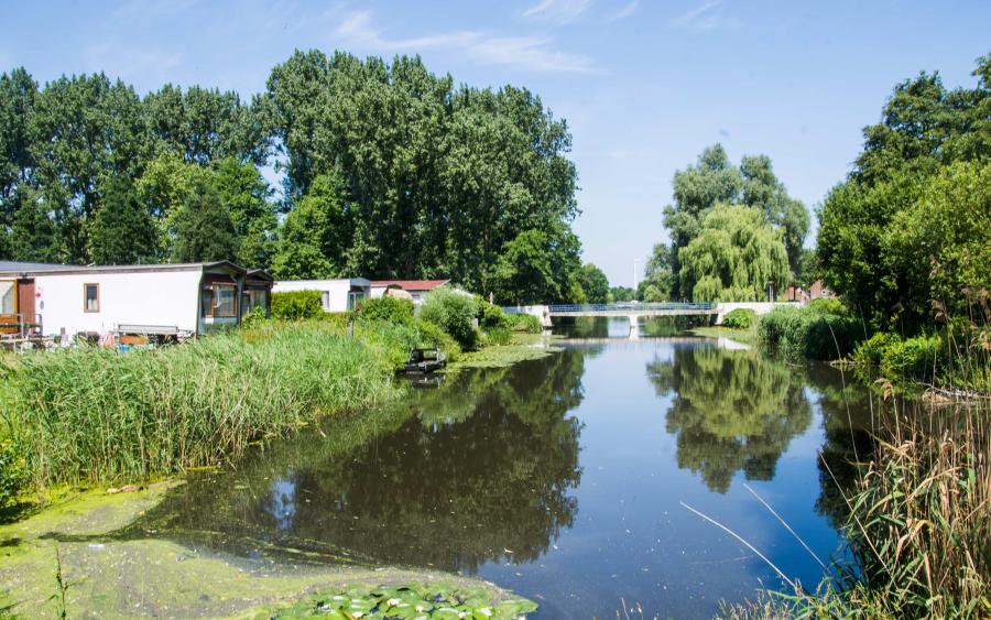 De Albardagracht in Slotermeer, links een woonwagenkamp.