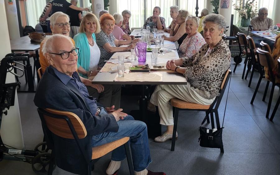 De gezamenlijke lunch in de Statenjachtstraat. Foto: Sjaan van der Tol