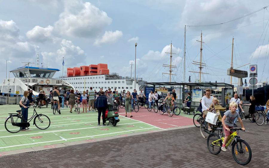 NDSM-pont aan het einde van de Klaprozenweg op het NDSM-terrein.