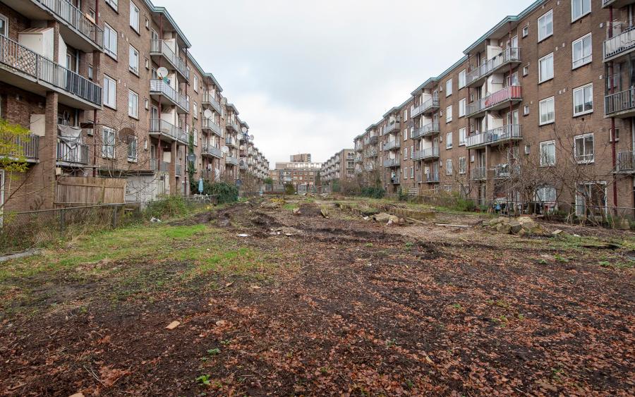 Leeggehaalde binnenplaats tussen de Schaapherderstraat en Sinjeur Semeijnsstraat. Deze woonblokken zijn niet monumentaal en zullen in 2026 gesloopt worden om plaats te maken voor nieuwbouw.