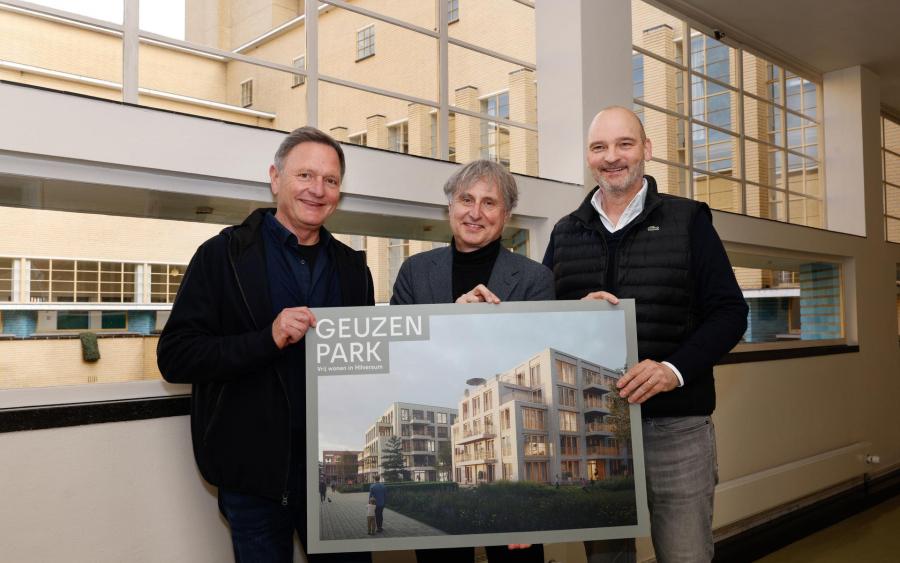 George van der Vlugt, directeur en eigenaar van projectontwikkelaar en belegger Prosper Vitae, Edwin Göbbels, projectwethouder 1221, en Olivier Slot, mede-eigenaar van de projectontwikkeling Geuzenpark (v.l.n.r.) ondertekenden in het Hilversumse Raadhuis de samenwerkingsovereenkomst voor de ontwikkeling van het Locatieontwikkelplan Korte Noorderweg fase 1.