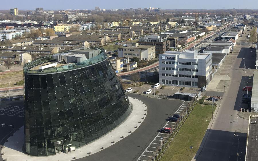 Het einde van de Klaprozenweg nabij het NDSM terrein met het iconische The Curve kantoorcomplex.