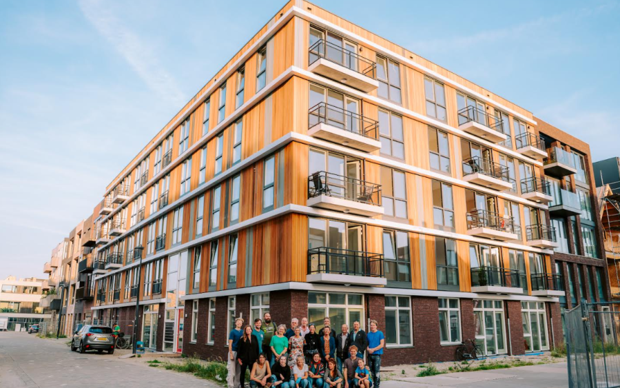 Voorgevel Akropolis IJburg met bewoners