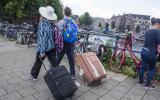 Toeristen met rolkoffer - Airbnb