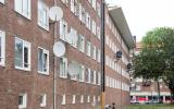 Bij de NOM-verduurzaming van de halve portiekflat is een nieuwe schil aan de buitenzijde geplaatst, inclusief nieuwe balkons en overstekende dakrand. 