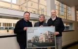 George van der Vlugt, directeur en eigenaar van projectontwikkelaar en belegger Prosper Vitae, Edwin Göbbels, projectwethouder 1221, en Olivier Slot, mede-eigenaar van de projectontwikkeling Geuzenpark (v.l.n.r.) ondertekenden in het Hilversumse Raadhuis de samenwerkingsovereenkomst voor de ontwikkeling van het Locatieontwikkelplan Korte Noorderweg fase 1.
