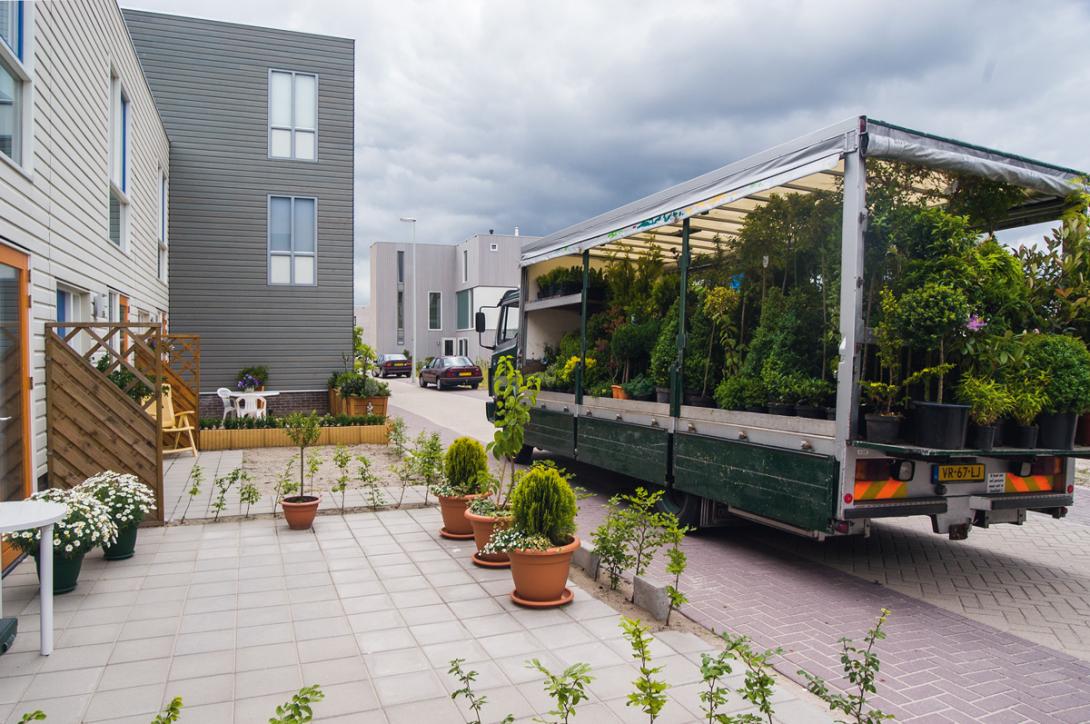 In veel wijken is zowel de publieke als particuliere ruimte grotendeels bestraat. Locatie: IJburg.  