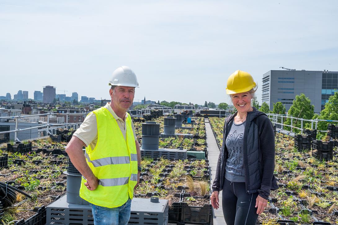 Aanleg daktuin Tilanusstraat-2. Daan Grasveld (The Urban Jungle Project) en bewoner Linda Zwinkels