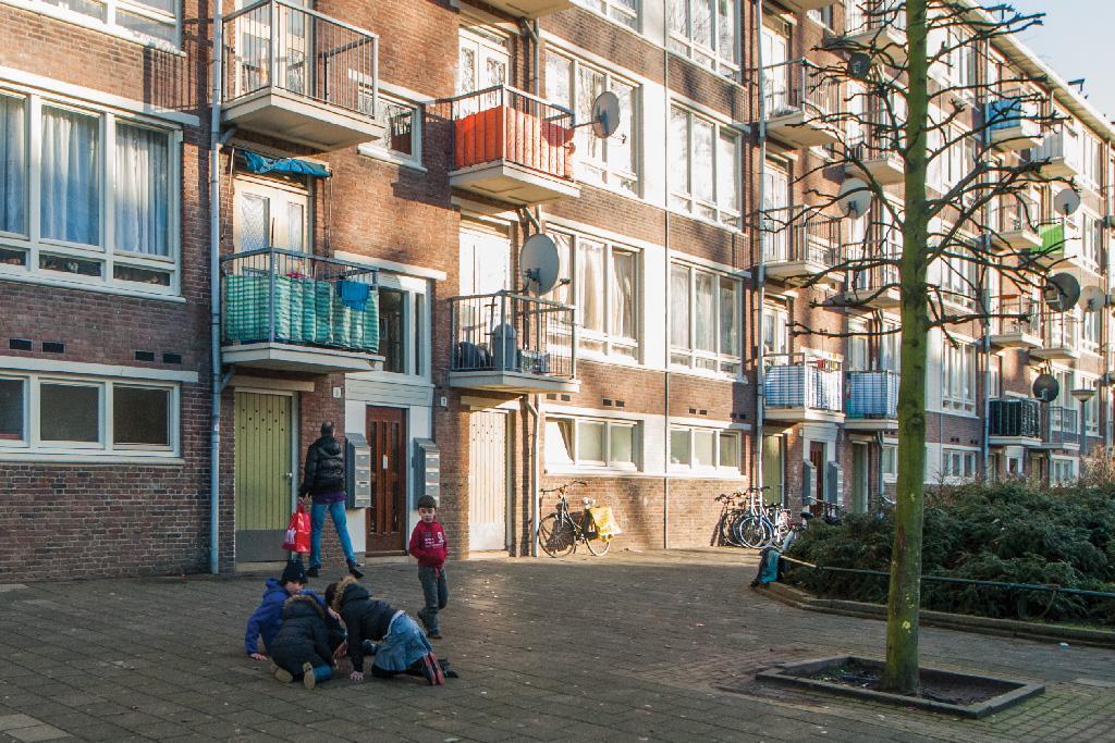 Straatbeeld met portiekflat Nieuw-West