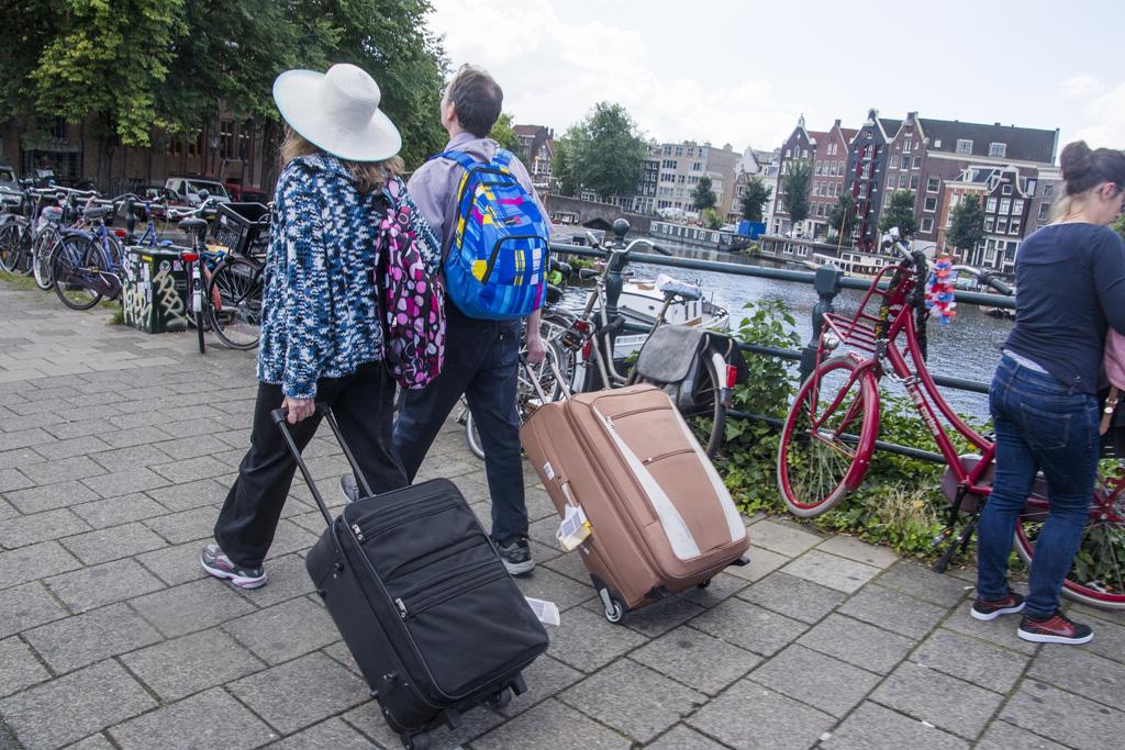 Toeristen met rolkoffer - Airbnb