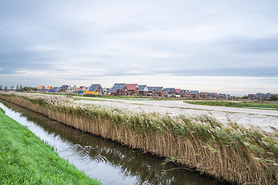 Terwijl Alkmaar en Hoorn de komende jaren vooral appartementen bijbouwen worden in buurgemeenten als Zuid-Scharwoude (boven Alkmaar) vooral gezinswoningen toegevoegd. Zoals deze wijk Saskeroort, onderdeel van Waterlant fase 3. 