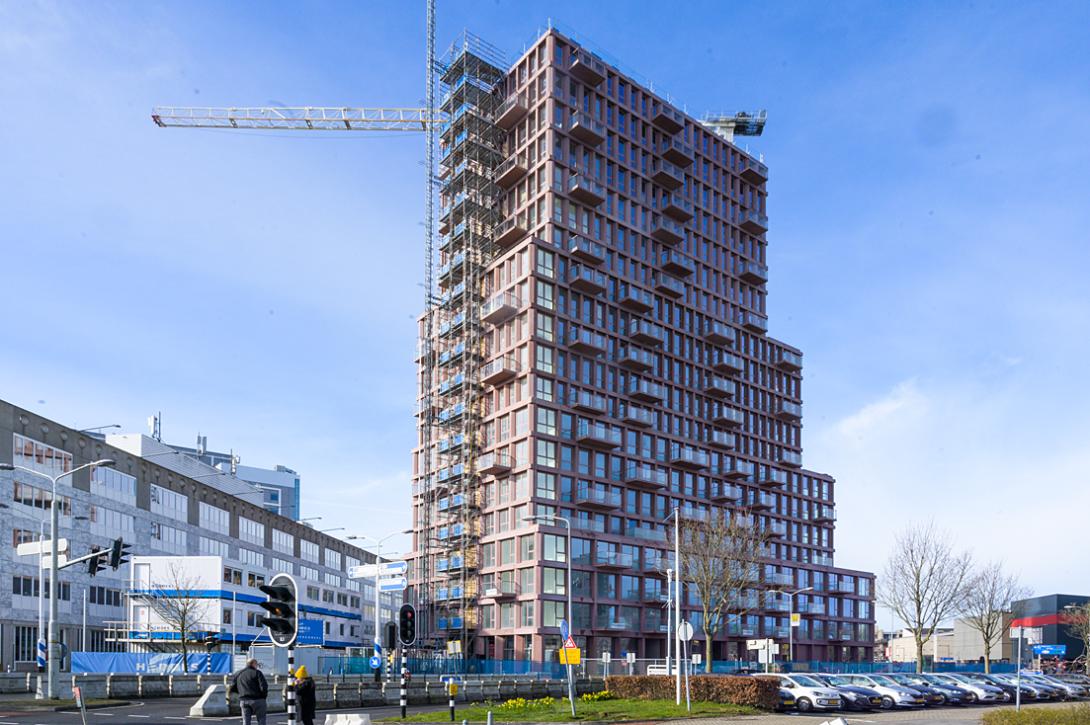 De markante woontoren HIGHnote in Almere. Het appartementencomplex bevat na oplevering 157 huurappartementen waaronder veel middeldure.
