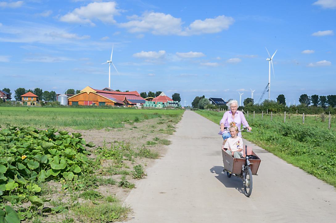 Oosterwold Goethelaan, op de achtergrond Biologische boerderij "Vliervelden"