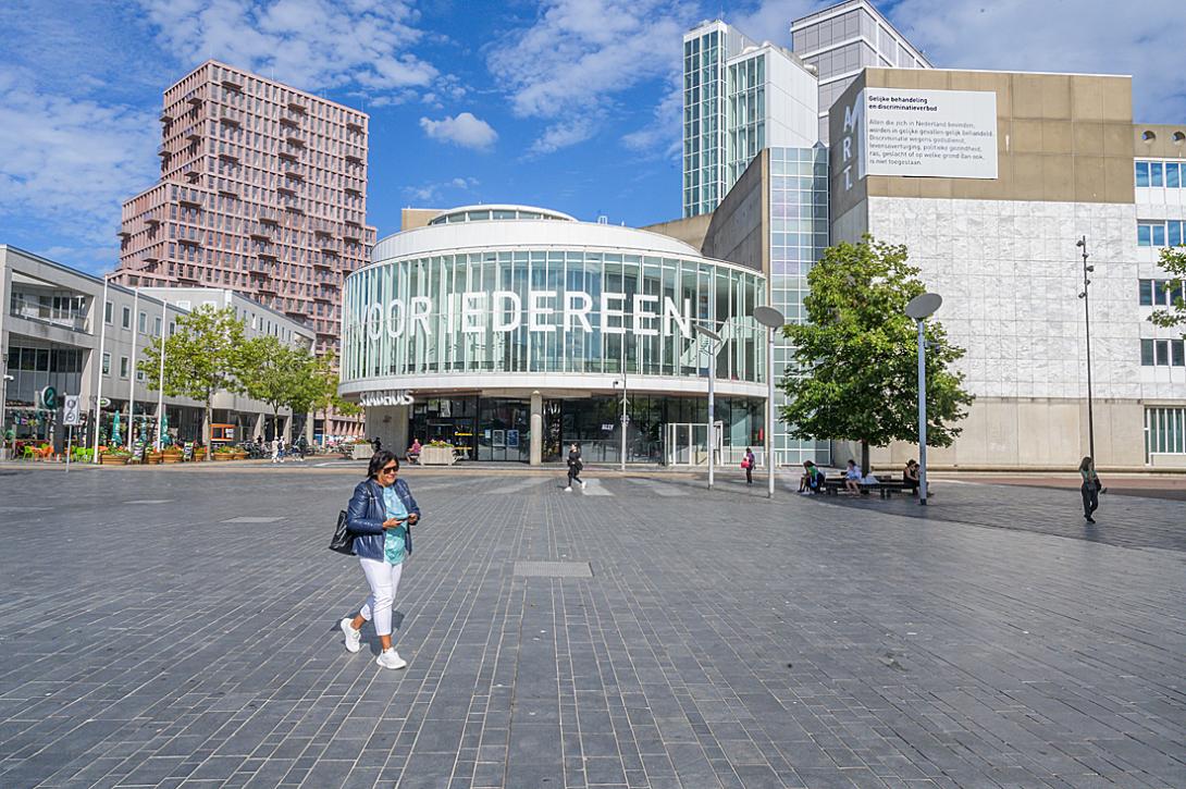 Almere Centrum. Links achter de woontoren HIGHnote die rond deze tijd wordt opgeleverd met 157 woningen.