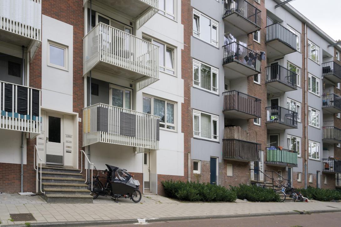 Bij de NOM-verduurzaming van de halve portiekflat is een nieuwe schil aan de buitenzijde geplaatst, inclusief nieuwe balkons en overstekende dakrand. 