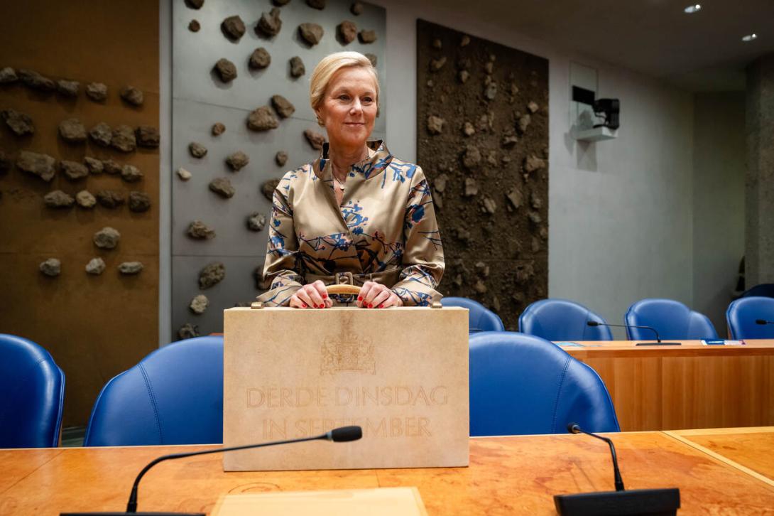Sigrid Kaag met koffertje miljoenennota - Prinsjesdag 2023