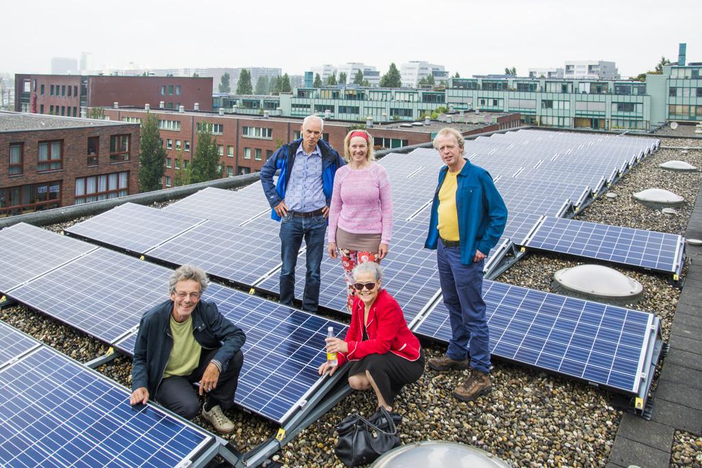 Zon op Zeeburg - foto op dak met leden van de zoncoöperatie