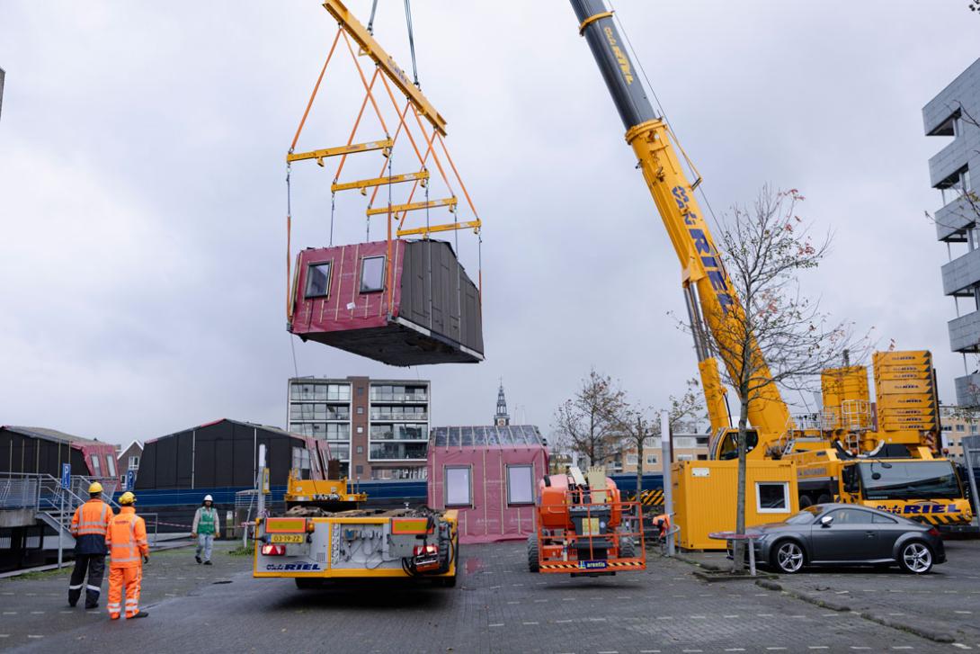 NH Bouwstroom aanvoer woningen van Parteon in Rosmolenbuurt Zaandam