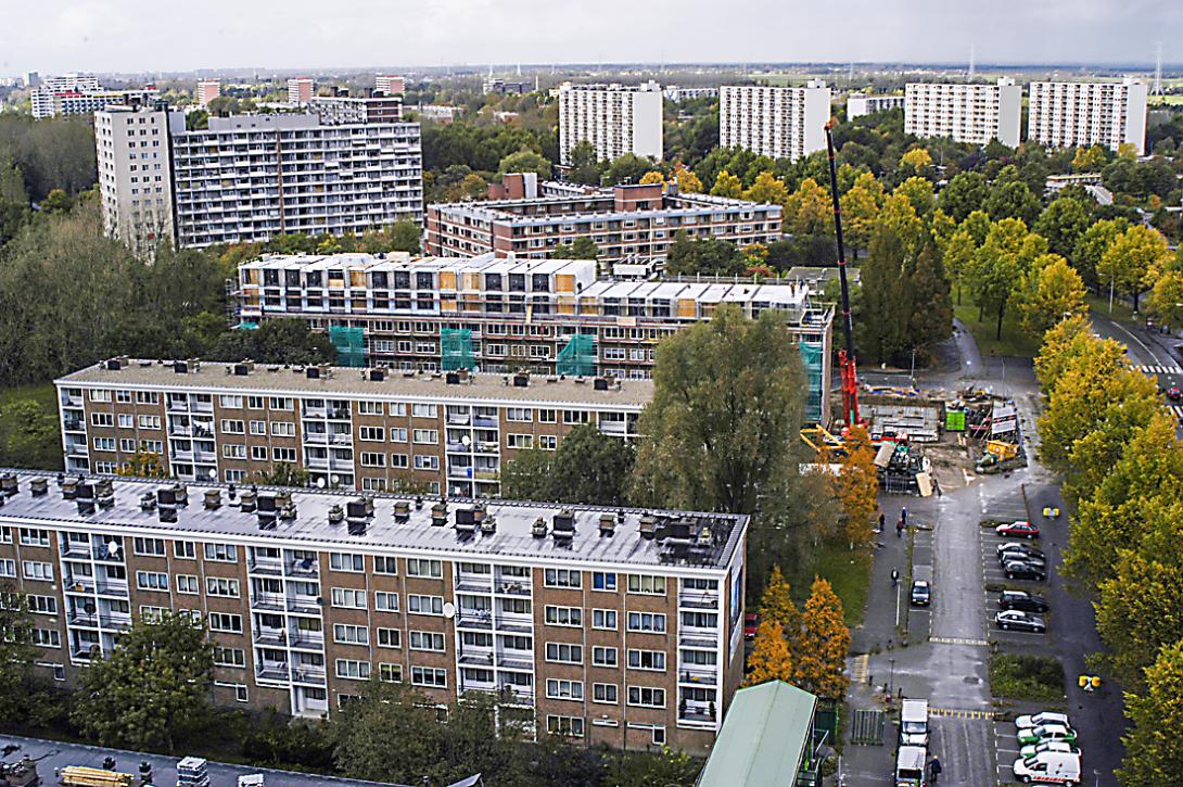 Archieffoto van optopproject van de AWV (nu Stadgenoot) in Amsterdam Noord in 2002. Op twee portieketageflats werden twee extra woonlagen toegevoegd plus een aanbouw met woningen en een lift. Dat leverde 84 sociale huurwoningen voor senioren op.