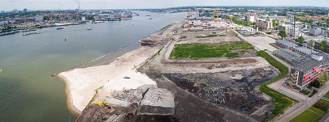 Stadsgezicht vanaf A'dam gebouw, voorheen Shell hoofdkantoor, juni 2006