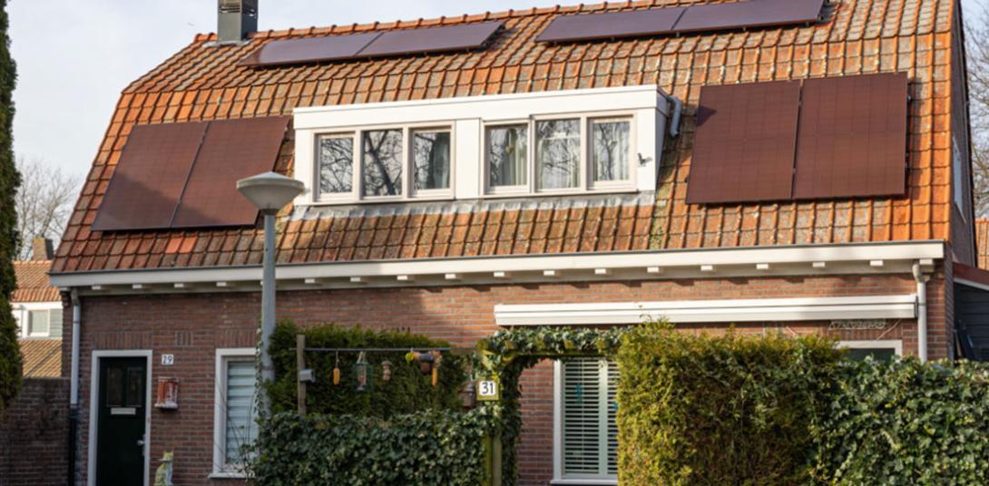 Rode zonnepanelen op woningen Maanstraat Amsterdam Noord - Ymere