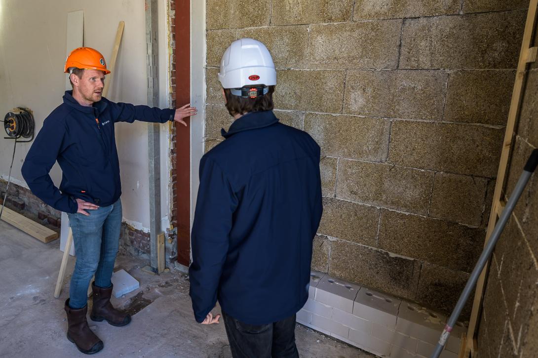 Een kim zorgt dat de kalkhennepblokken droog blijven. Voor de doorbraak in de oude anderhalf steens woningwand is een staalconstructie aangebracht. Foto: Pascal Fielmich. 