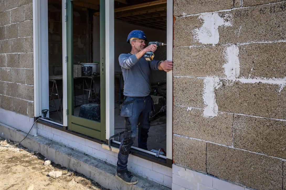 Aan de tuin krijgen de uitbouwen een grote nieuwe pui. Foto: Pascal Fielmich