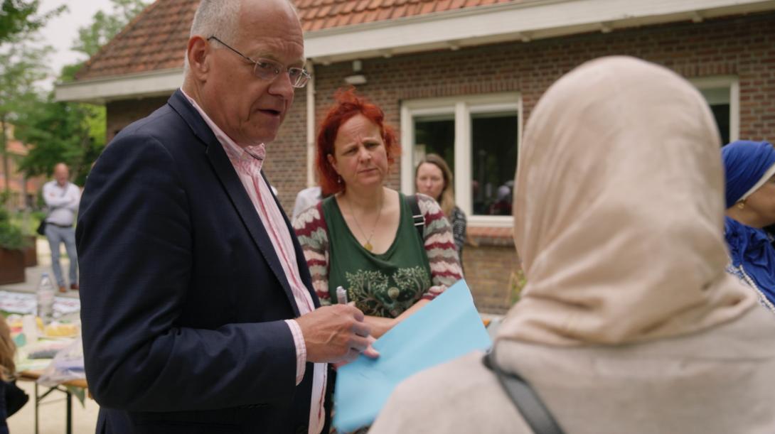 Bewoonster Kirsten Zimmerman en Ymere-directievoorzitter Erik Gerritsen. Foto: IFProductions/BNNVARA