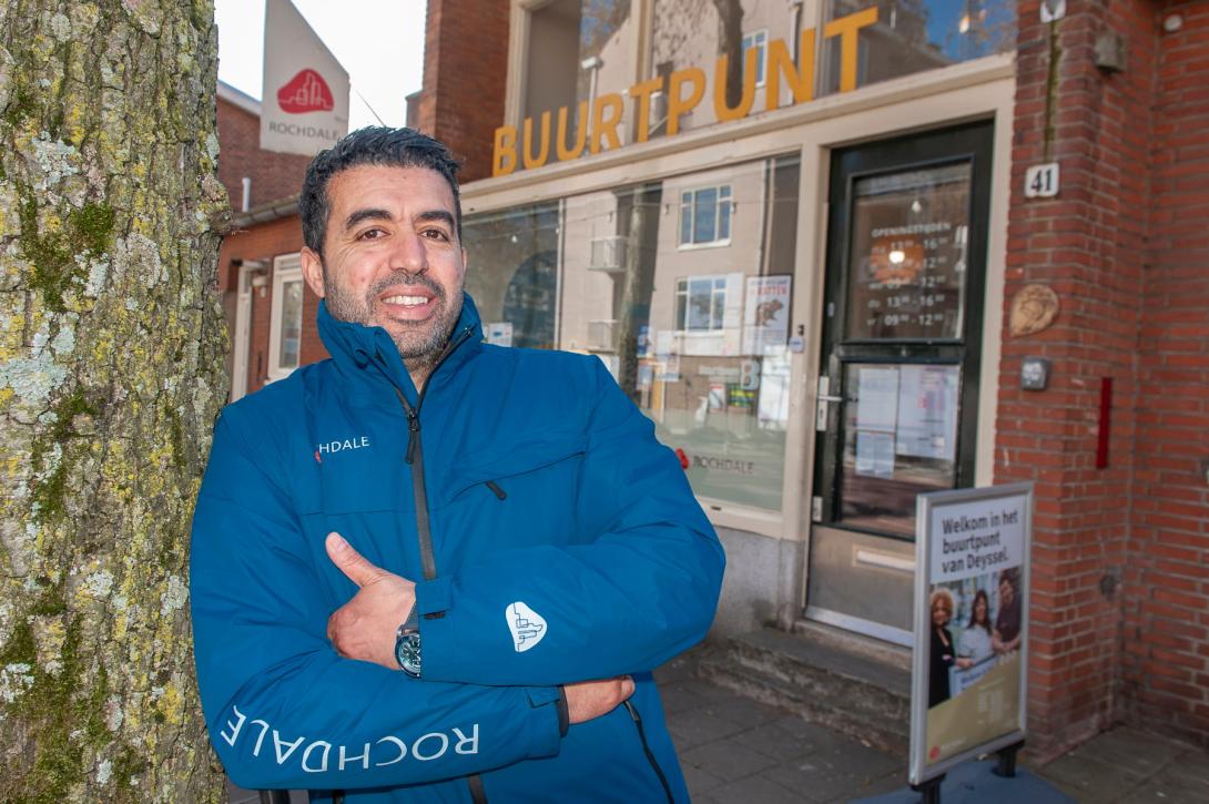 wijkbeheerder Mohammed El Messaoudi voor het buurtpunt van Rochdale in Slotermeer. 
