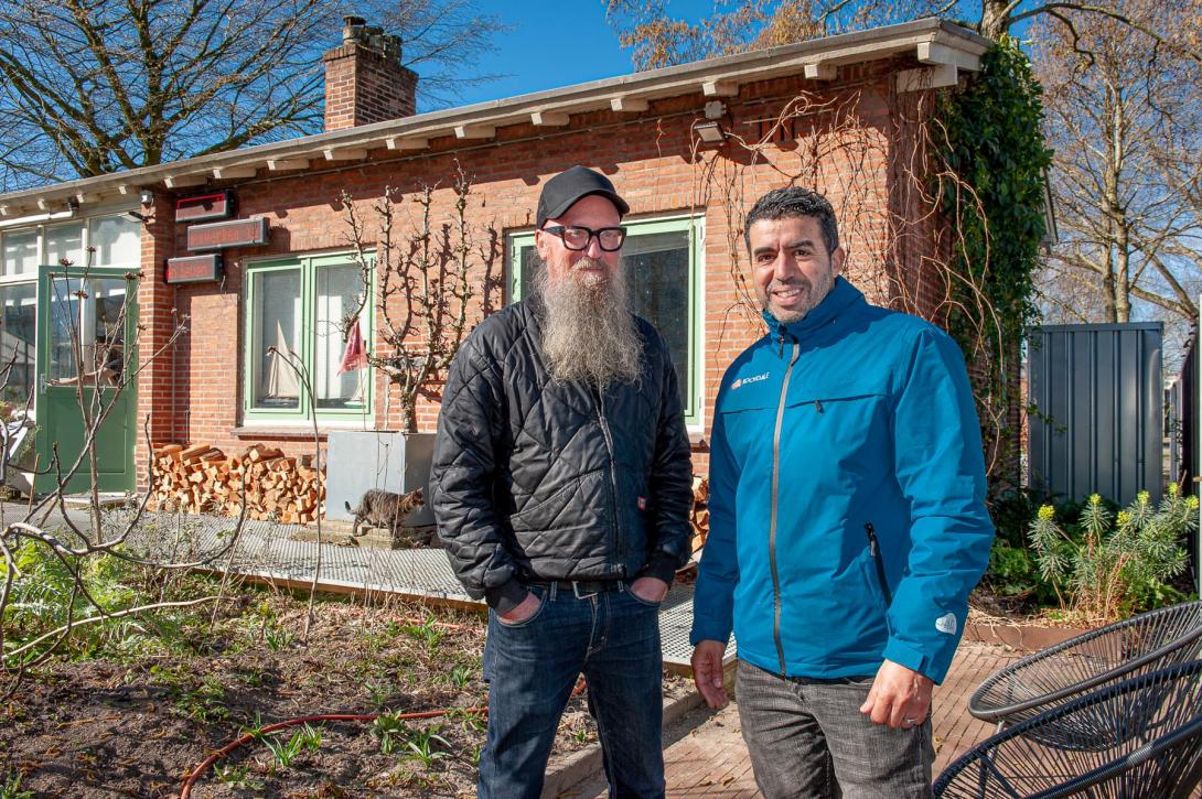Wijkbeheerder Mohammed El Messaoudi en oprichter Roel Schoenmakers van kunstenaarscollectief Cascoland.