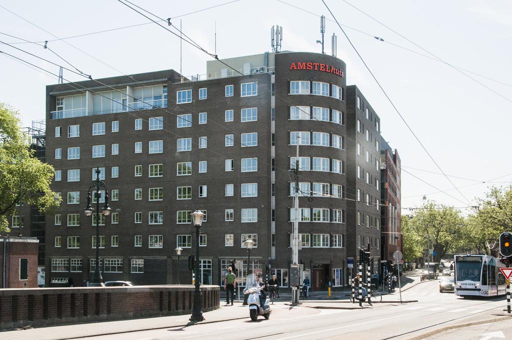 Het Amstelhuis, op de hoek van de Ceintuurbaan en Amsteldijk.