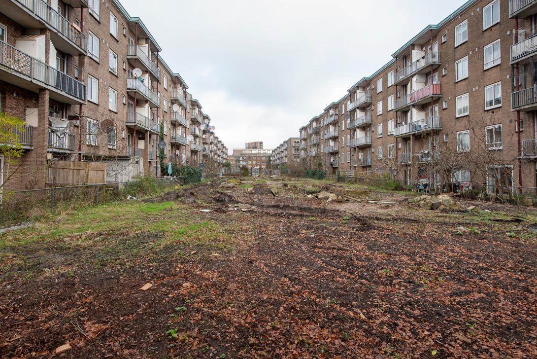 Leeggehaalde binnenplaats tussen de Schaapherderstraat en Sinjeur Semeijnsstraat. Deze woonblokken zijn niet monumentaal en zullen in 2026 gesloopt worden om plaats te maken voor nieuwbouw.
