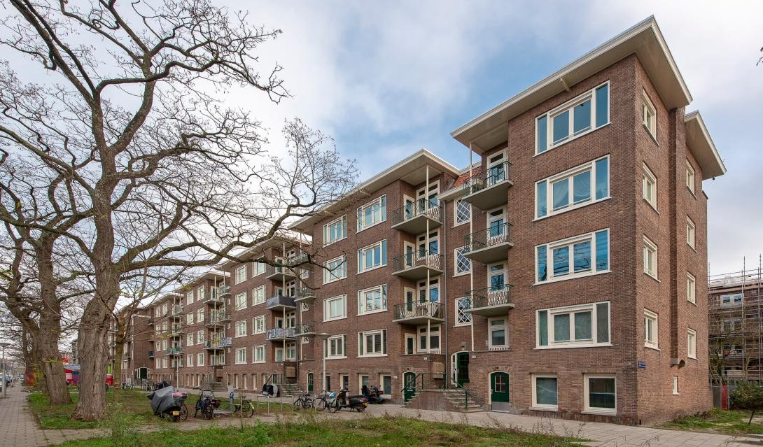 Volledig gerenoveerd monumentaal woonblok aan de Akbarstraat.