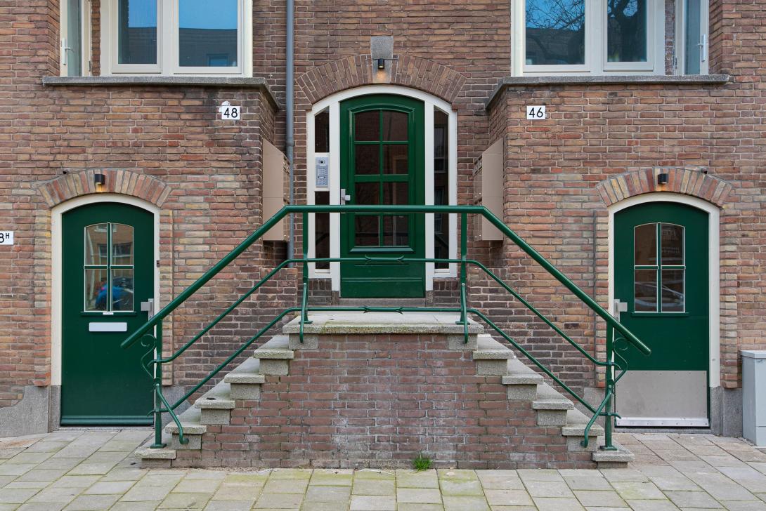 Gerestaureerde monumentale trap entree Akbarstraat.
