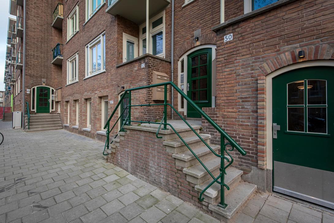 Verscheidene types monumentale enters aan de Akbarstraat in het gerenoveerde blok.